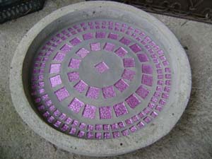 betongfat rosa mosaik